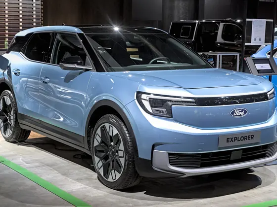 Ford Explorer (Elektro) in Hellblau, schräge Frontansicht