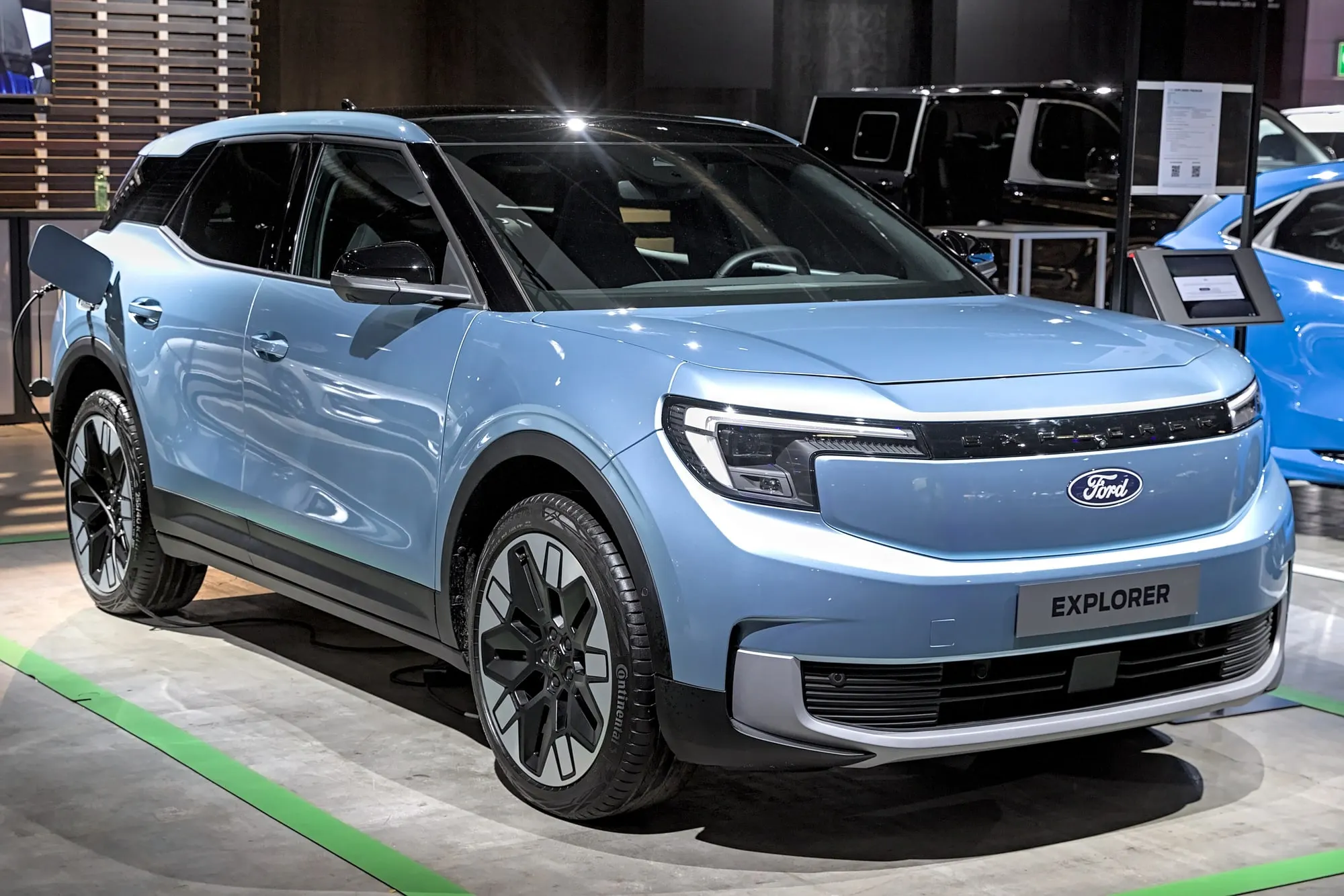 Ford Explorer (Elektro) in Hellblau, schräge Frontansicht