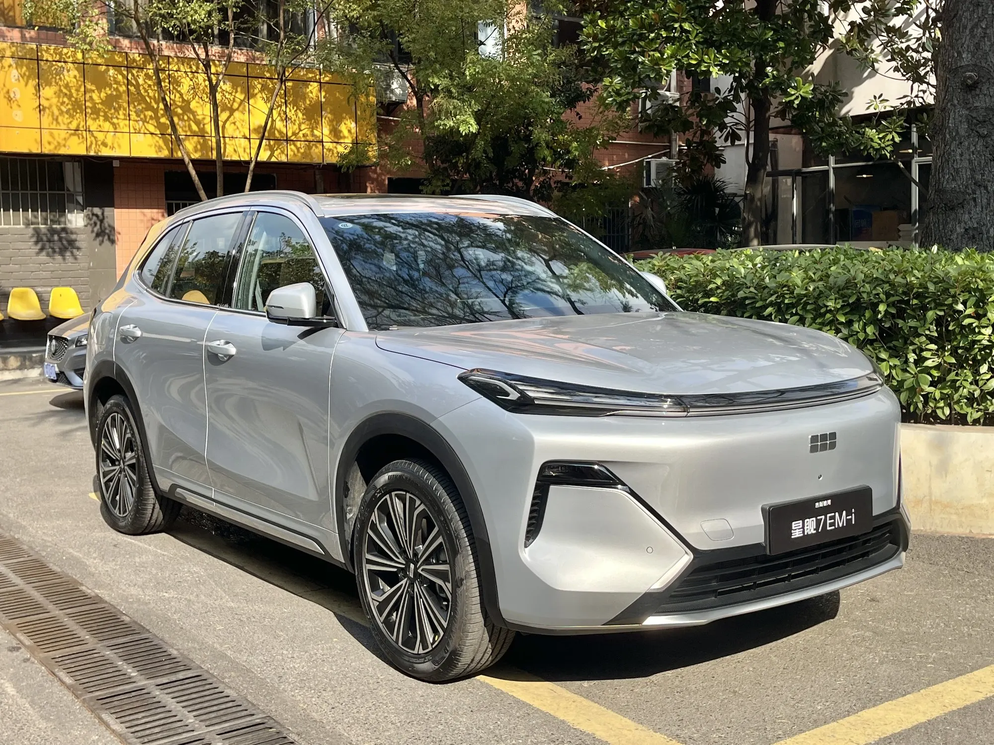 Geely Starray EM-i in Silber, schräge Frontansicht (chinesische Version Galaxy Starship 7 EM-i)