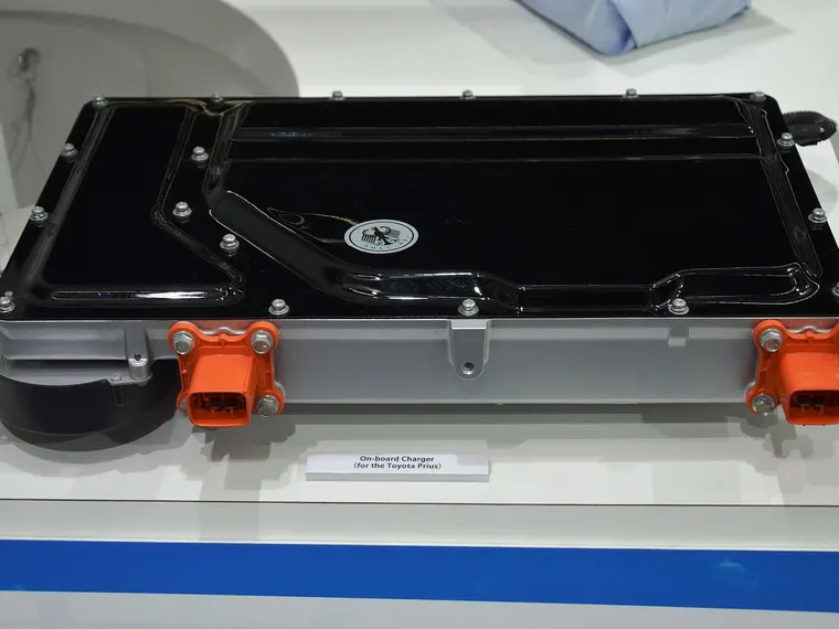 Bordlader (On-Board-Charger) eines Toyota Prius Plug-in-Hybrid als Ausstellungsstück