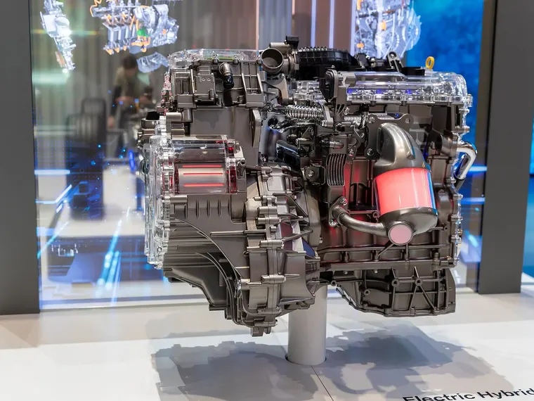 Ausgestellte DM-i-Antriebseinheit von BYD: Benzinmotor mit seitlich angebautem Elektro-Hybridsystem aus Elektromotor und Generator