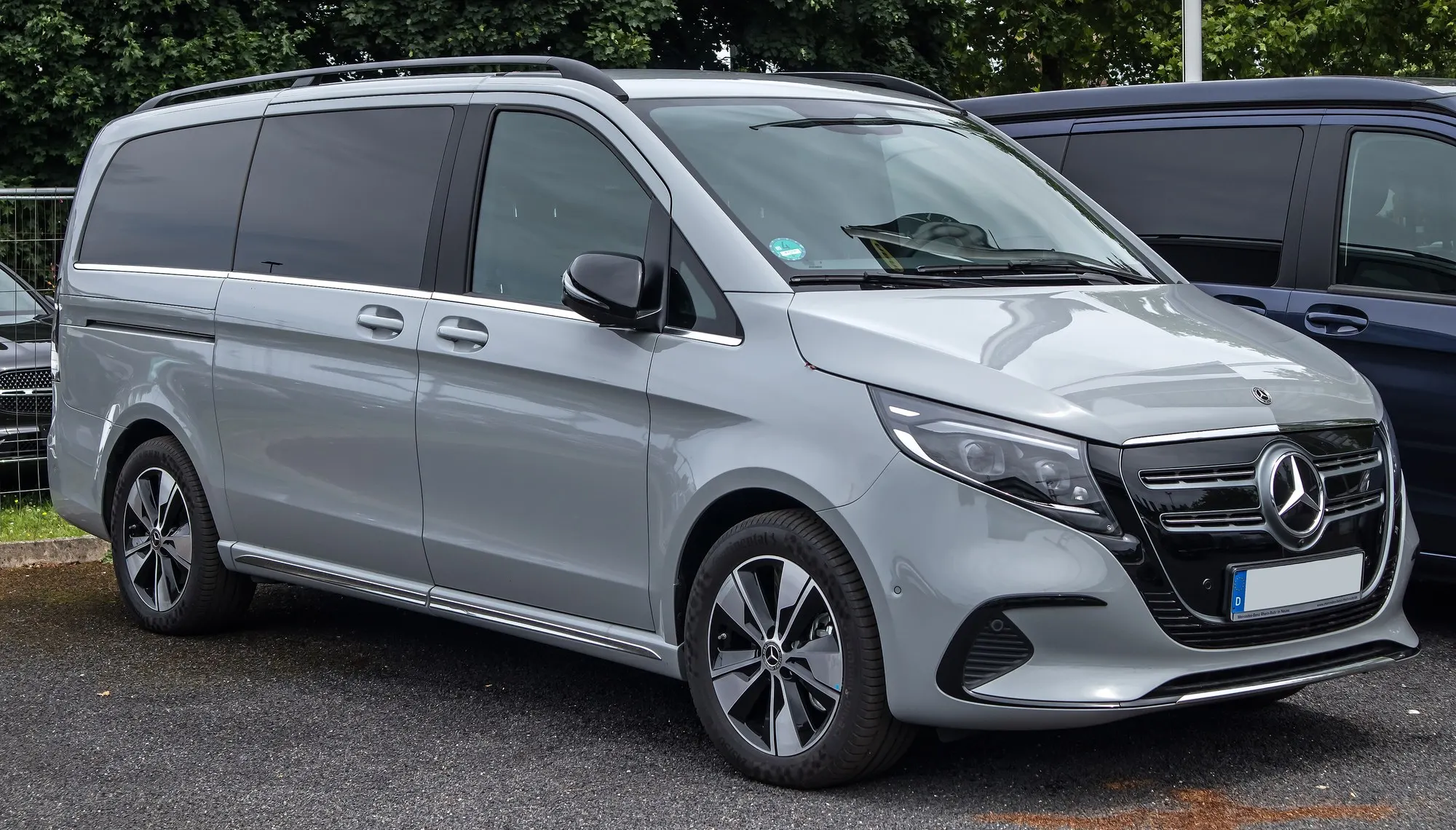 Mercedes-Benz EQV 300 lang (V 447, Modellpflege) in Grau, schräge Frontansicht