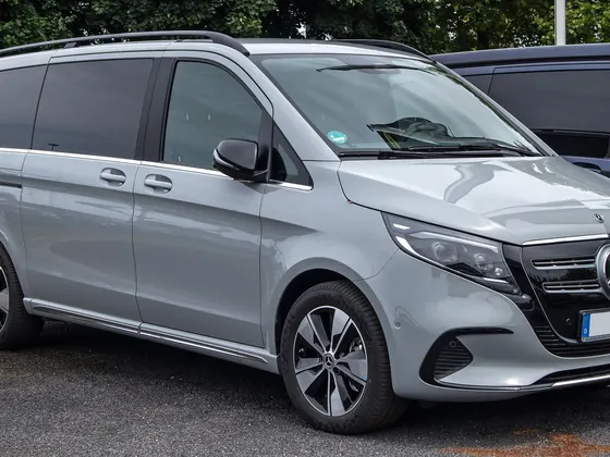 Mercedes-Benz EQV 300 lang (V 447, Modellpflege) in Grau, schräge Frontansicht