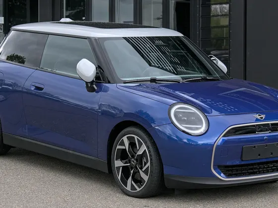 Elektrischer Mini Cooper (J01) in Blau mit weißem Dach, schräge Frontansicht