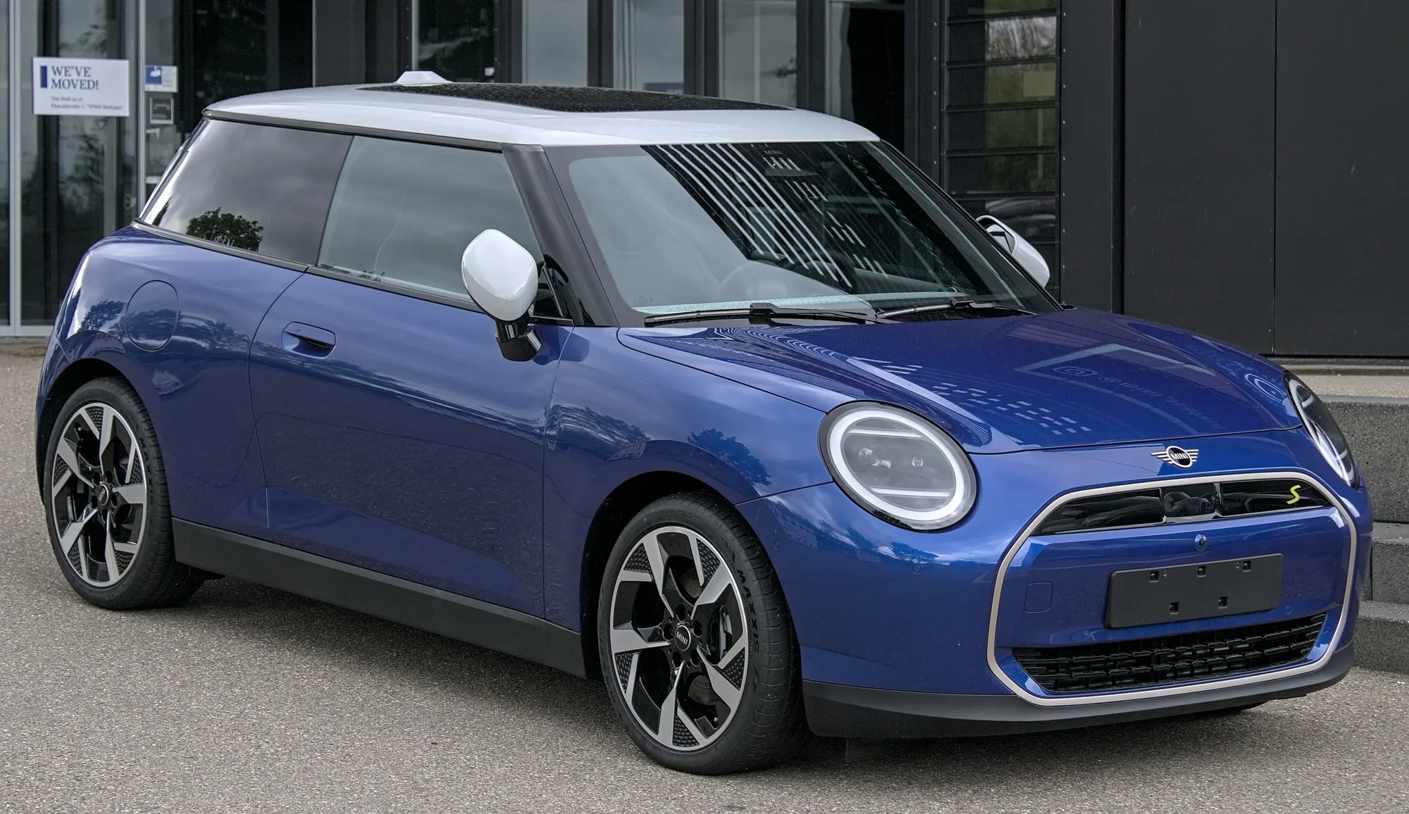 Elektrischer Mini Cooper (J01) in Blau mit weißem Dach, schräge Frontansicht