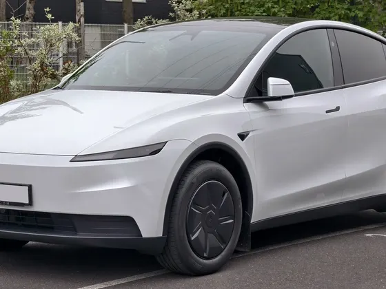 Tesla Model Y „Juniper“ in Weiß, schräge Frontansicht