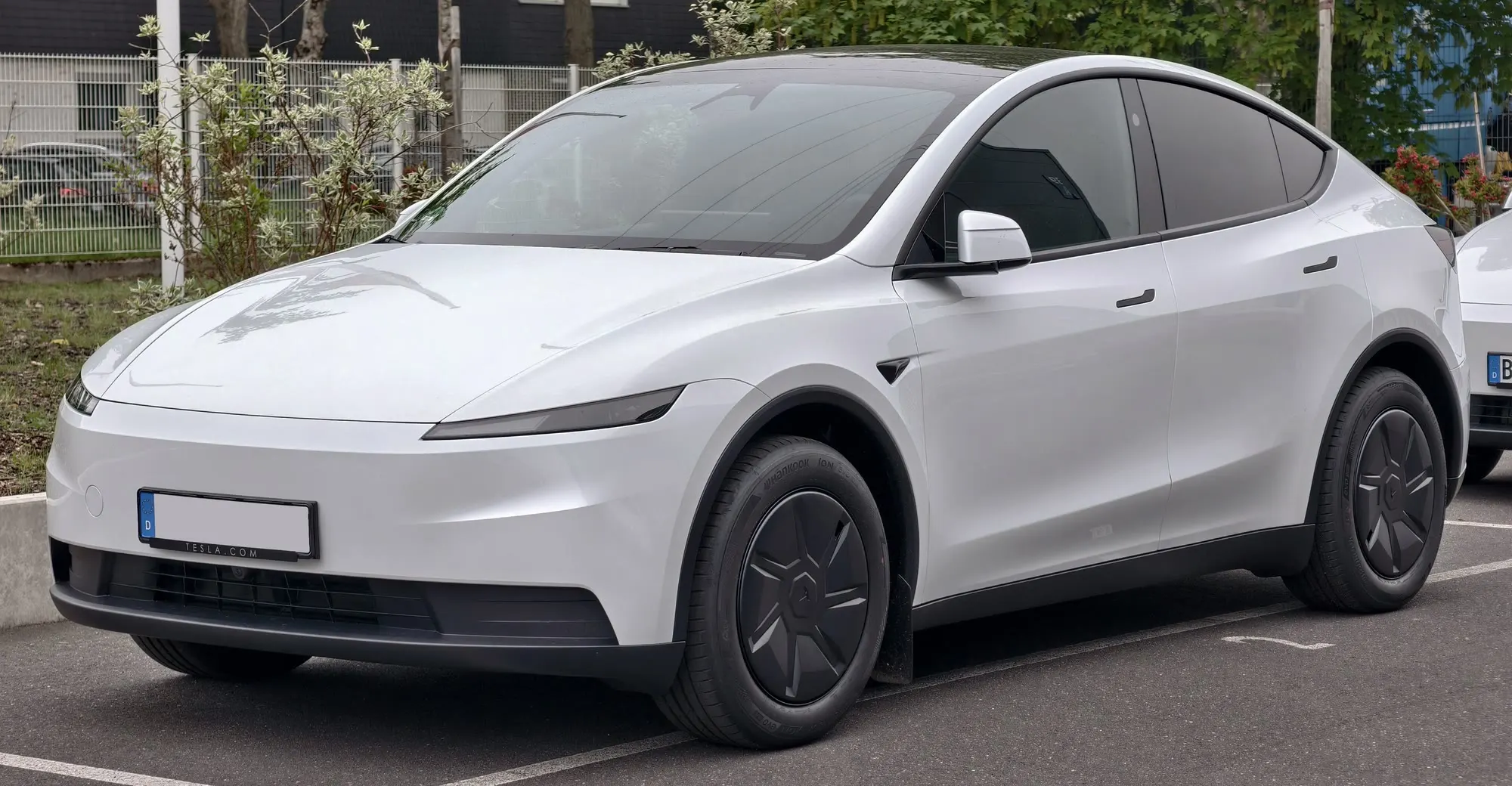 Tesla Model Y „Juniper“ in Weiß, schräge Frontansicht