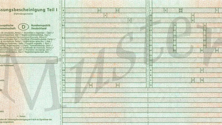 Amtliches Muster der Zulassungsbescheinigung Teil I: Die Herstellerschlüsselnummer (HSN) steht oben in Feld 2.1, die Typschlüsselnummer (TSN) in Feld 2.2