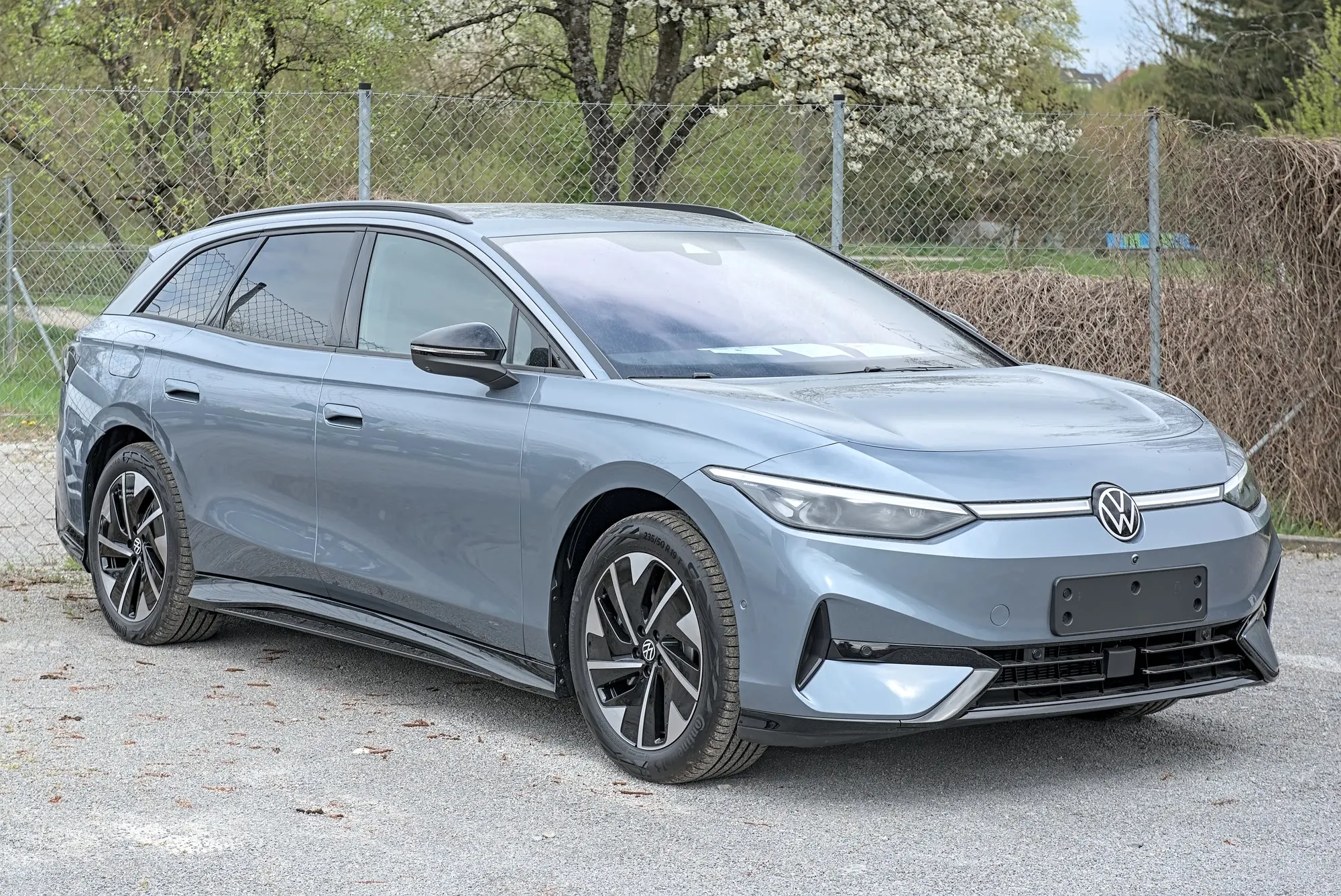 VW ID.7 Tourer in Blaugrau, schräge Frontansicht