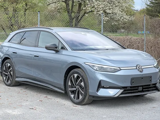 VW ID.7 Tourer in Blaugrau, schräge Frontansicht