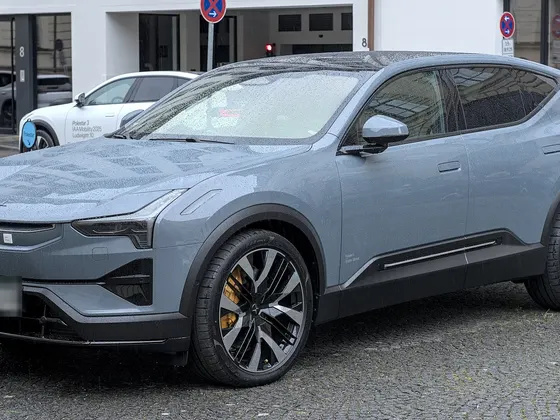 Polestar 3 in Blaugrau, schräge Frontansicht