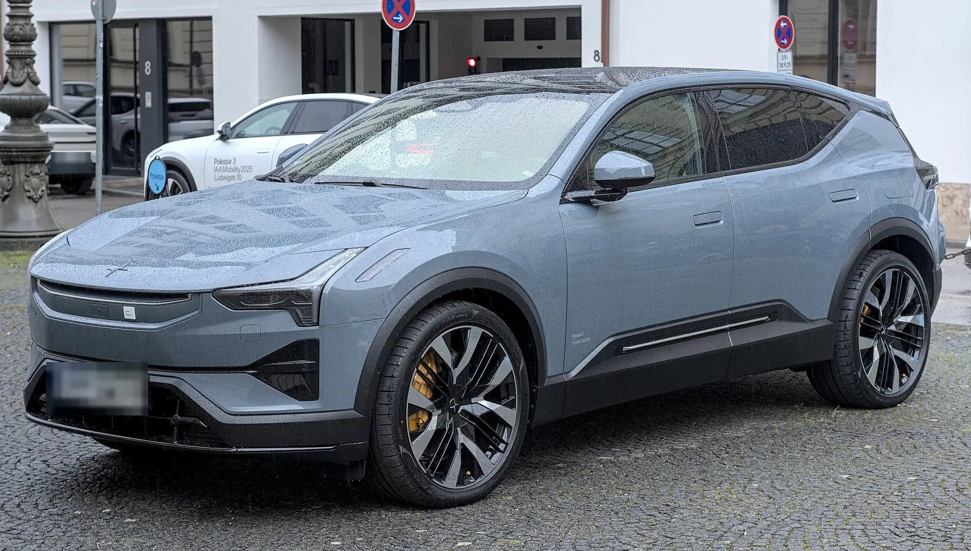 Polestar 3 in Blaugrau, schräge Frontansicht