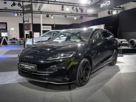 BYD Seal 6 DM-i Touring in Schwarz, schräge Frontansicht