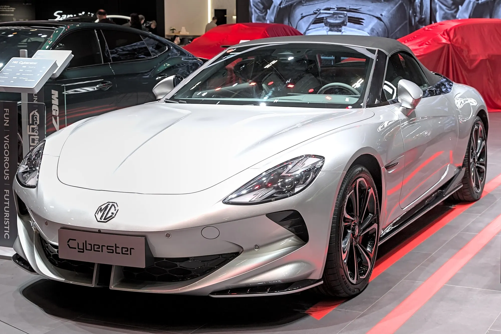 MG Cyberster in Silber mit geschlossenem Verdeck, schräge Frontansicht