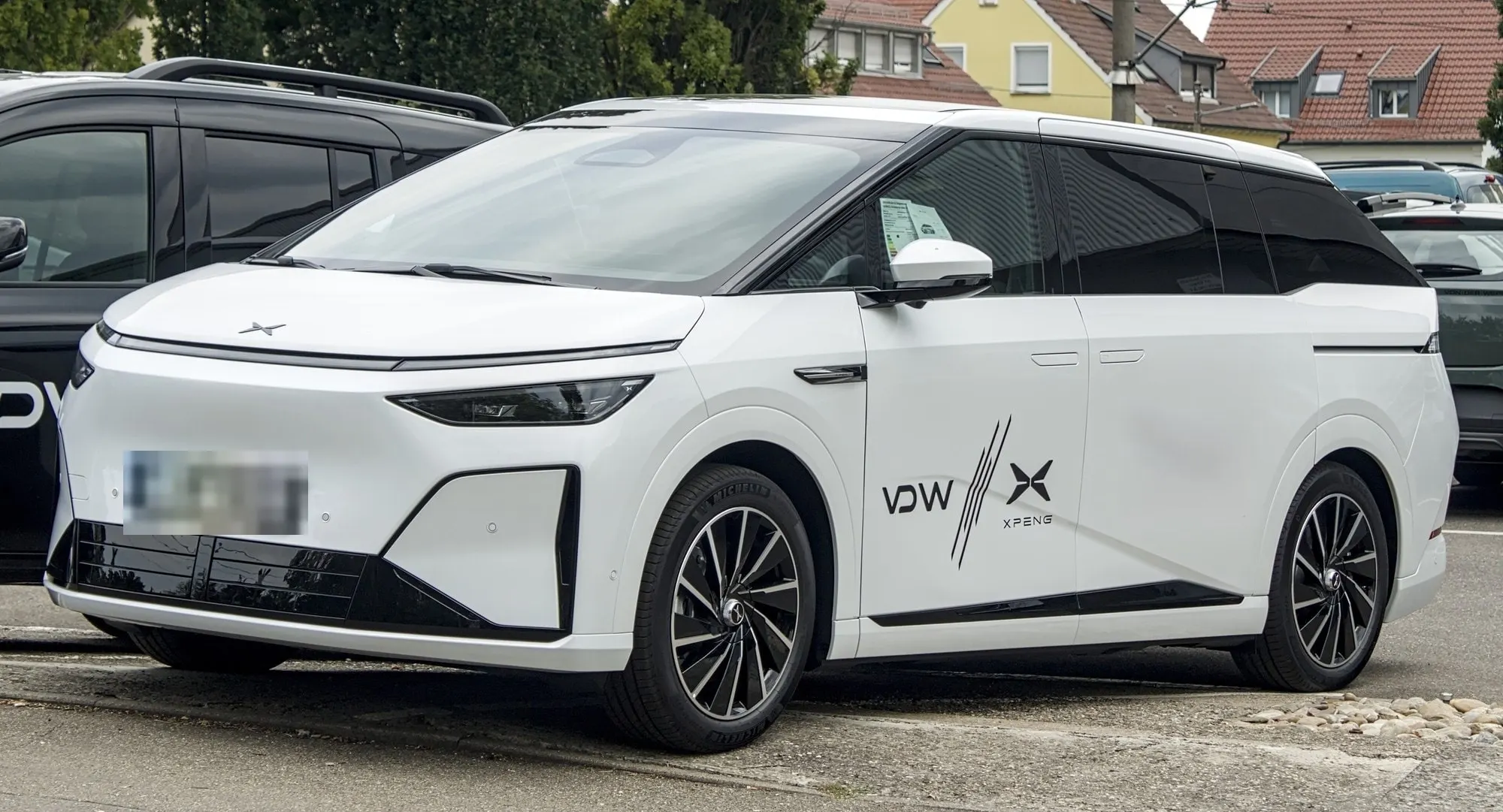 XPeng X9 (2026) in Weiß, schräge Frontansicht