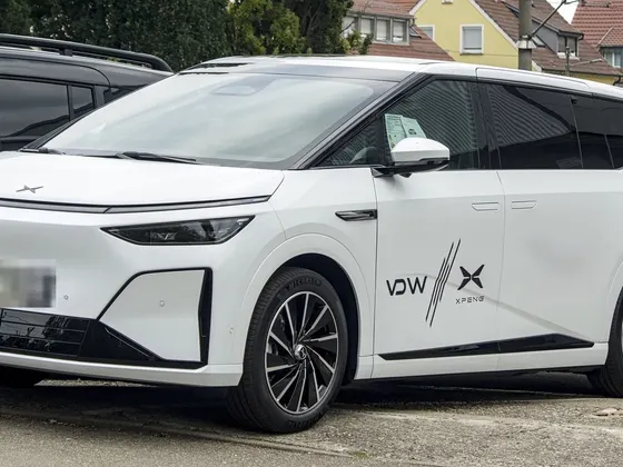 XPeng X9 (2026) in Weiß, schräge Frontansicht