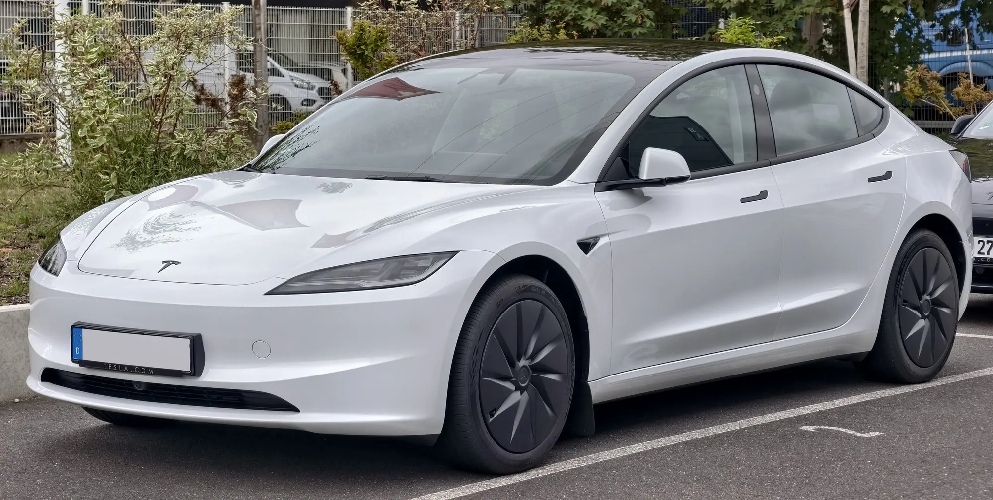 Tesla Model 3 „Highland“ in Weiß, schräge Frontansicht