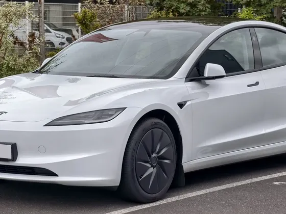 Tesla Model 3 „Highland“ in Weiß, schräge Frontansicht