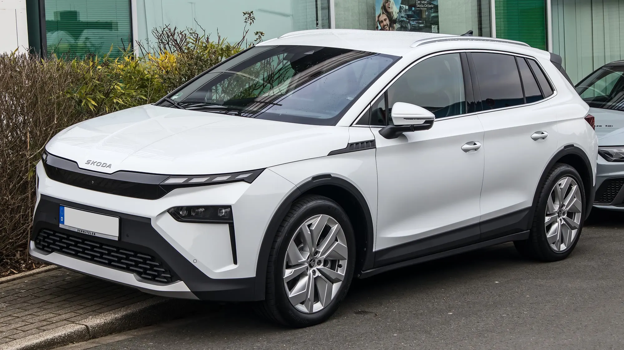 Škoda Elroq 85 in Weiß, schräge Frontansicht