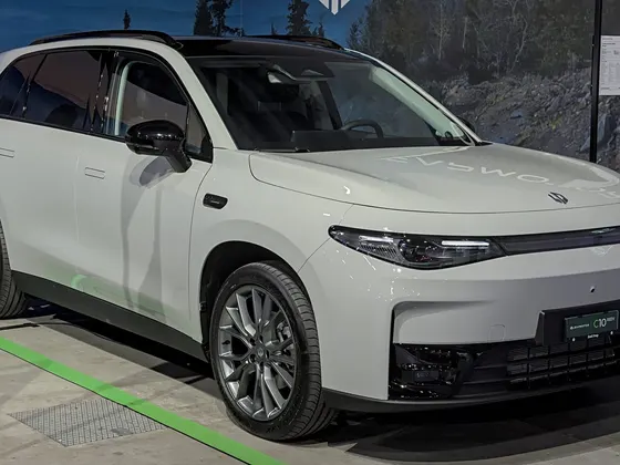 Leapmotor C10 REEV (heute C10 Hybrid EV) in Weiß, schräge Frontansicht