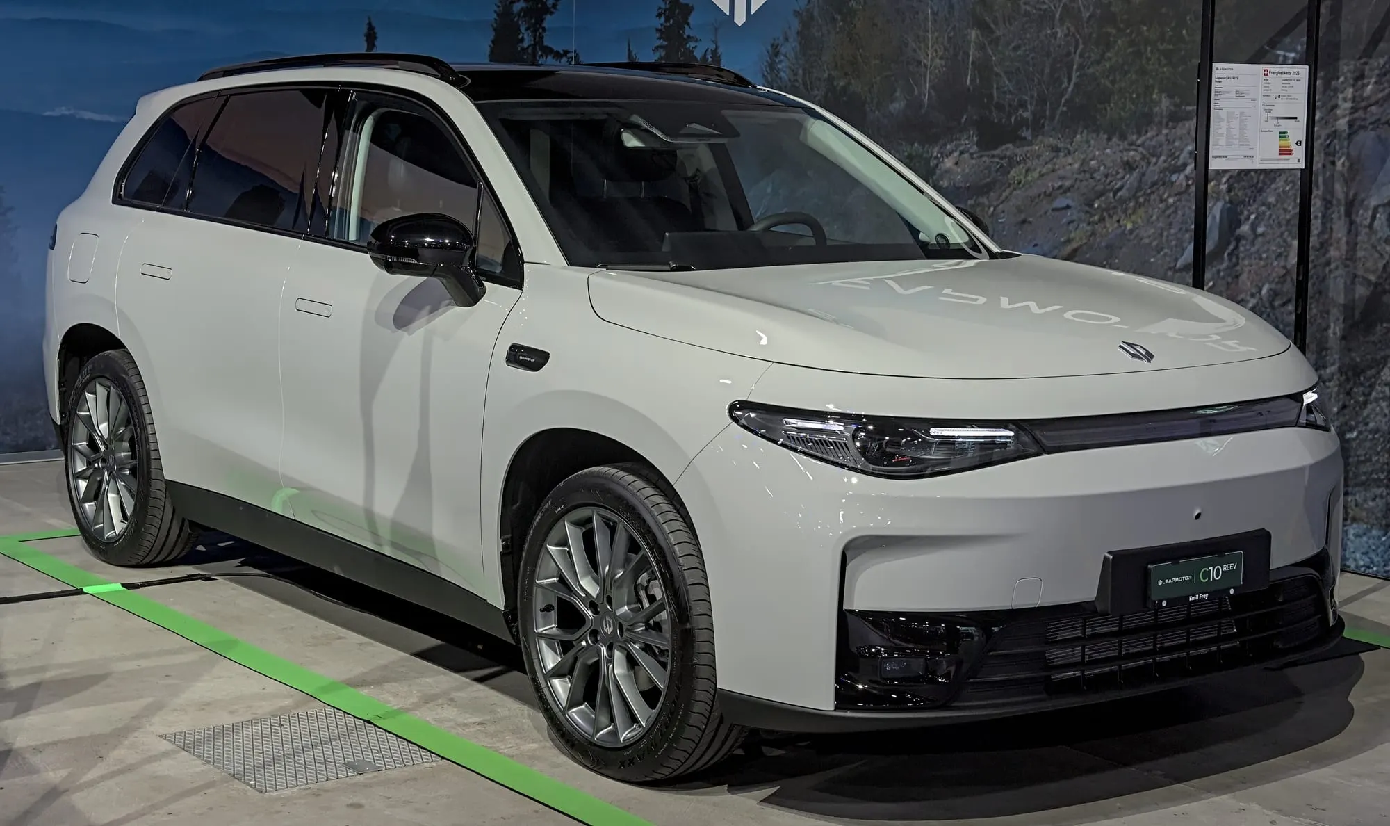 Leapmotor C10 REEV (heute C10 Hybrid EV) in Weiß, schräge Frontansicht
