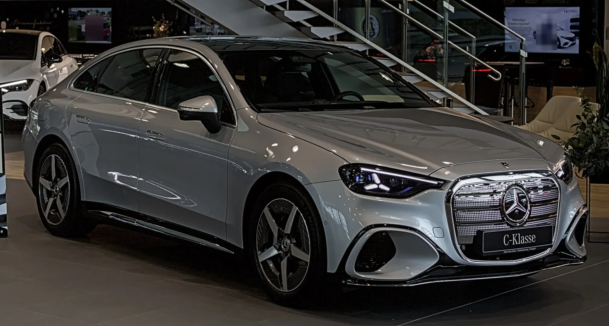 Elektrische Mercedes-Benz C-Klasse (W 520) in Silber, schräge Frontansicht im Showroom