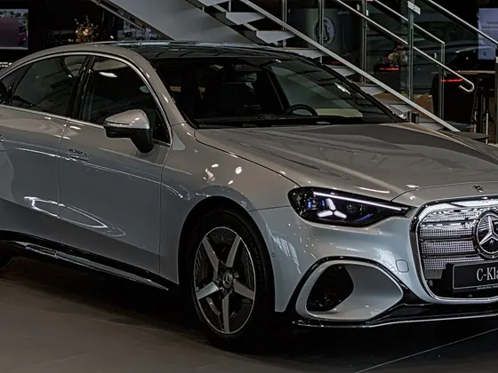 Elektrische Mercedes-Benz C-Klasse (W 520) in Silber, schräge Frontansicht im Showroom