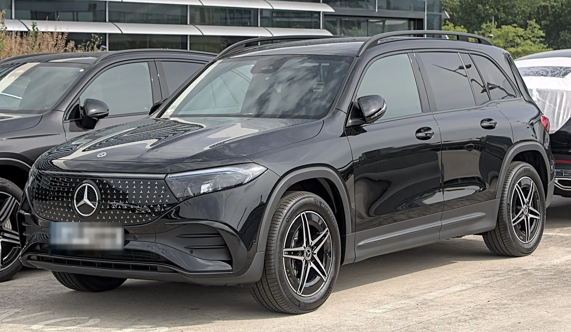 Mercedes-Benz EQB 250+ (X 243) nach der Modellpflege in Schwarz, schräge Frontansicht