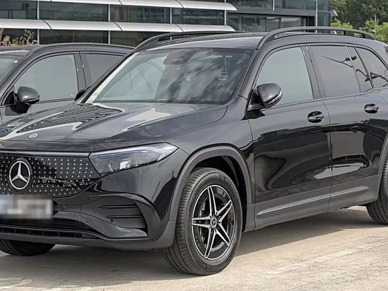 Mercedes-Benz EQB 250+ (X 243) nach der Modellpflege in Schwarz, schräge Frontansicht