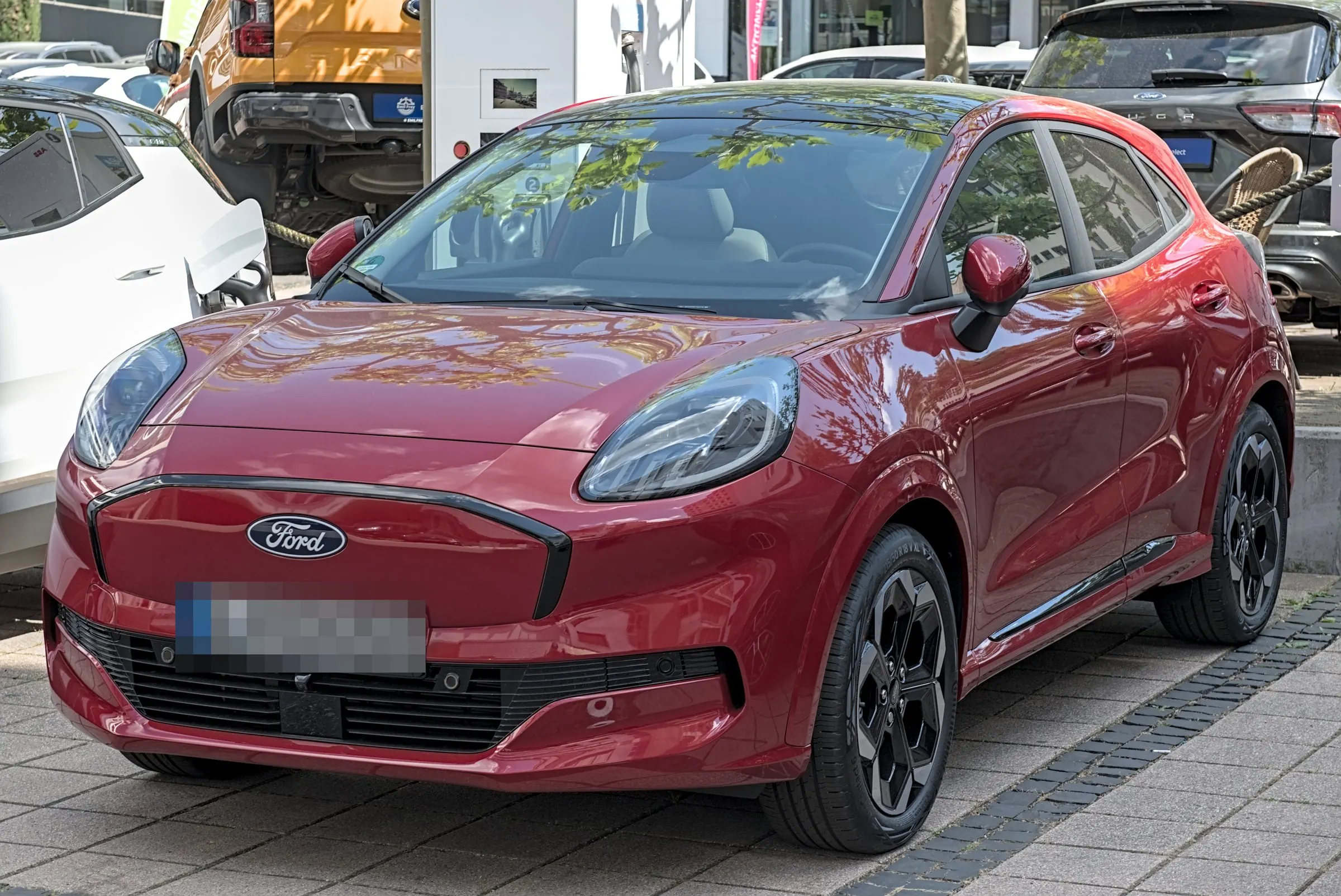 Ford Puma Gen-E in Rot, schräge Frontansicht