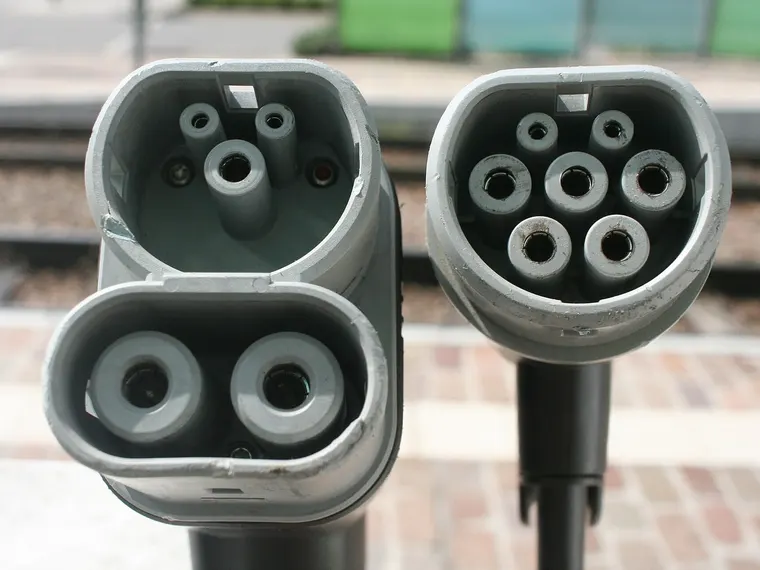 CCS-Stecker (Combo 2, links) neben einem Typ-2-Stecker: unten die zwei zusätzlichen Gleichstromkontakte