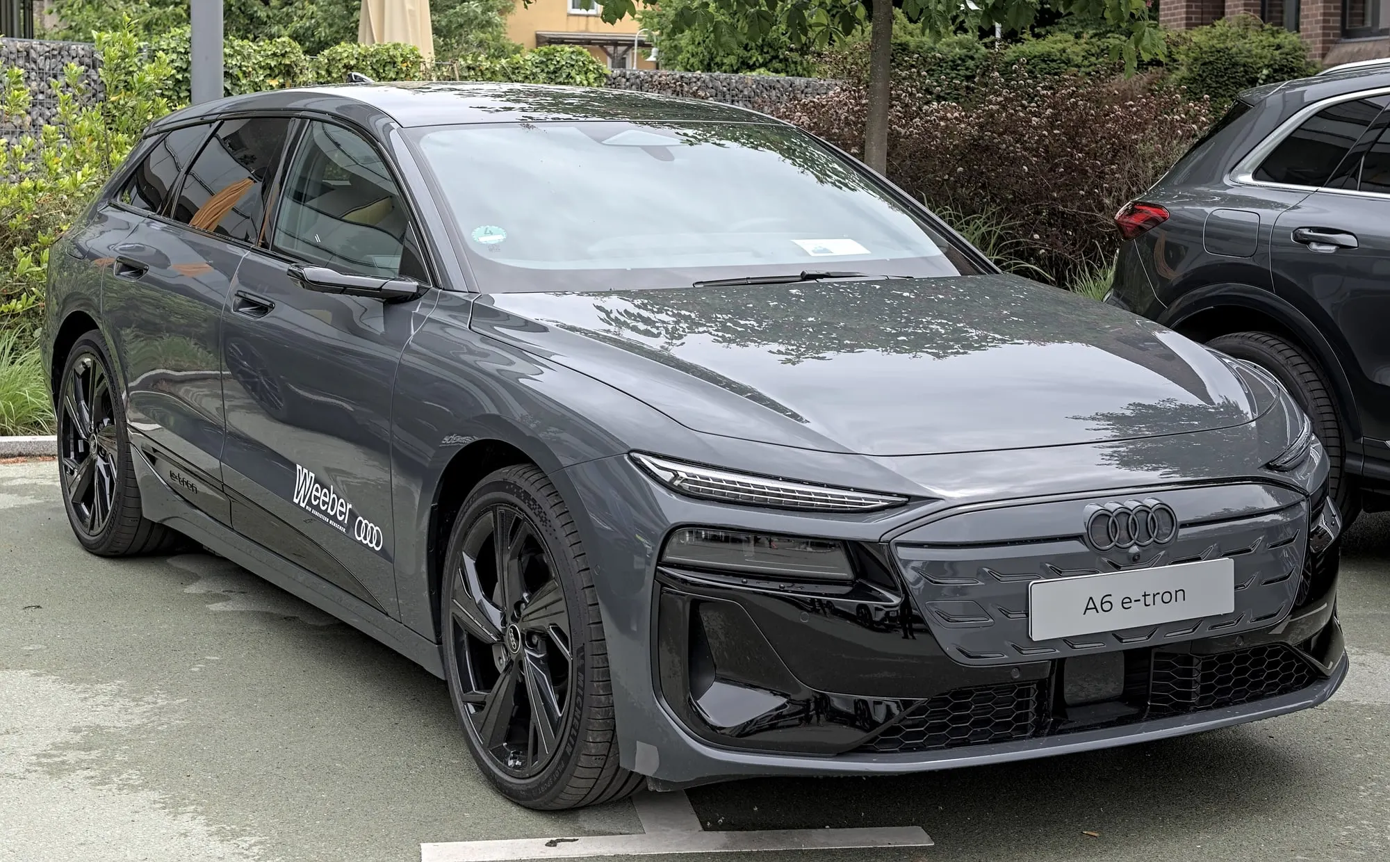 Audi A6 Avant e-tron in Grau, schräge Frontansicht