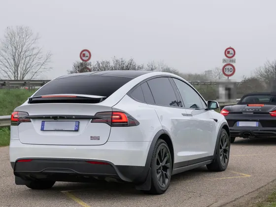 Tesla Model X Plaid in Weiß, schräge Heckansicht