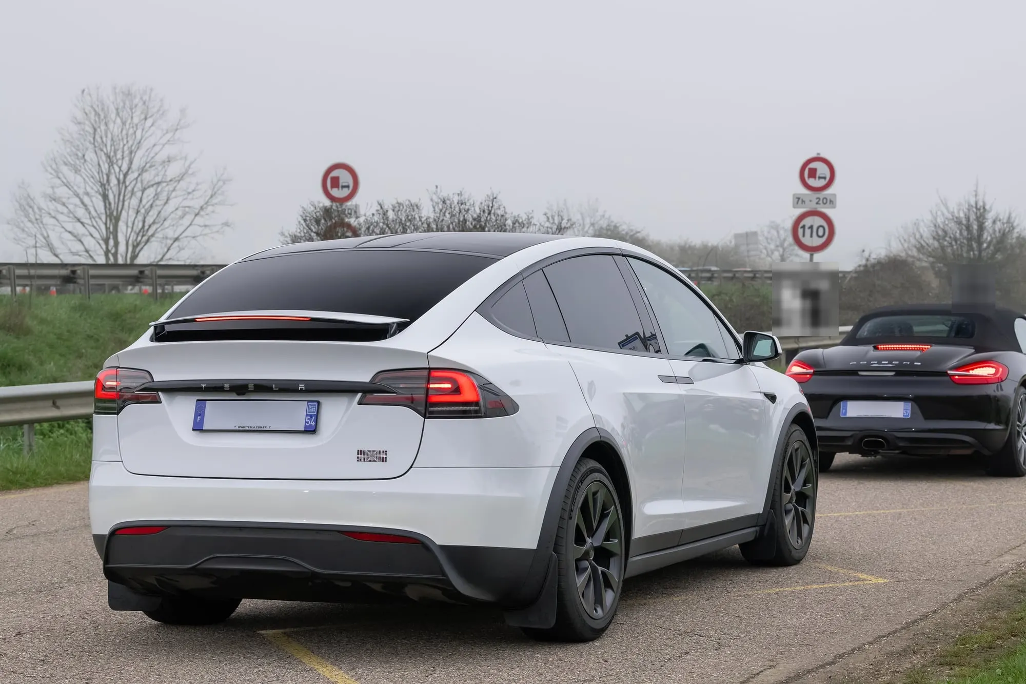 Tesla Model X Plaid in Weiß, schräge Heckansicht