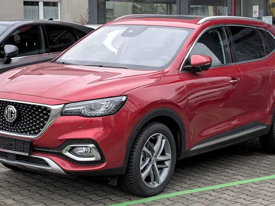 MG EHS PHEV in Rot, schräge Frontansicht