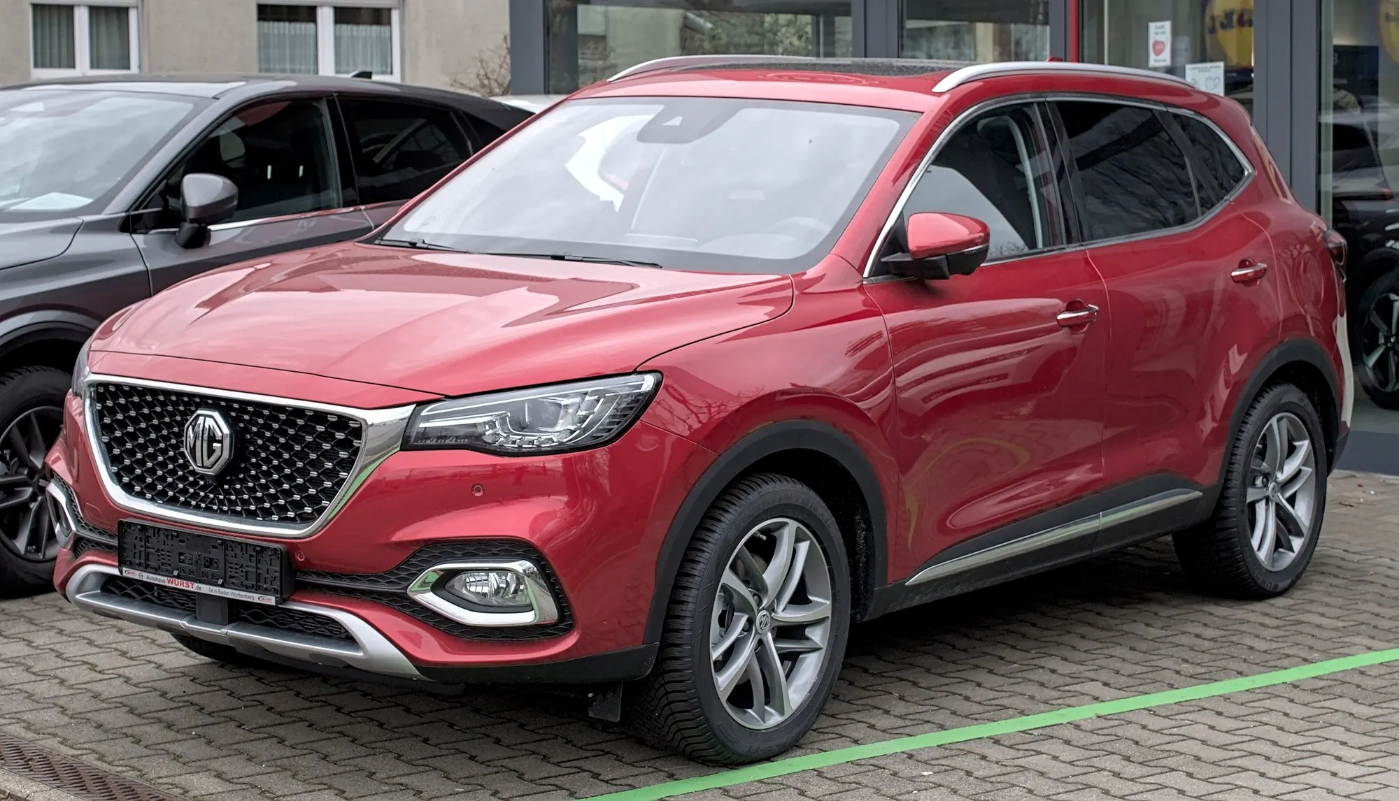 MG EHS PHEV in Rot, schräge Frontansicht