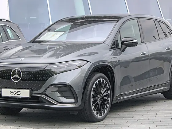 Mercedes-Benz EQS SUV 580 (X 296) in Grau, schräge Frontansicht