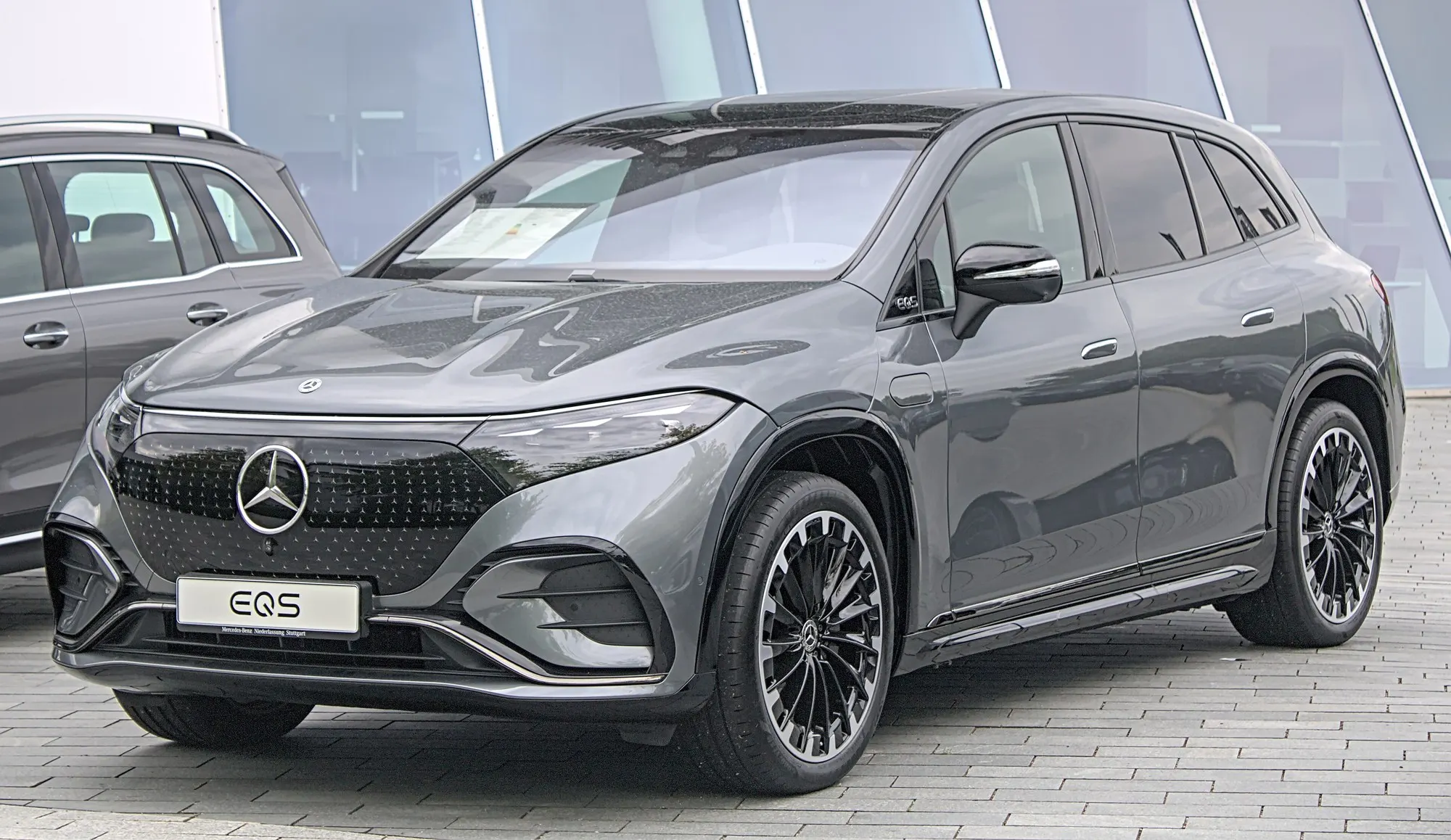 Mercedes-Benz EQS SUV 580 (X 296) in Grau, schräge Frontansicht