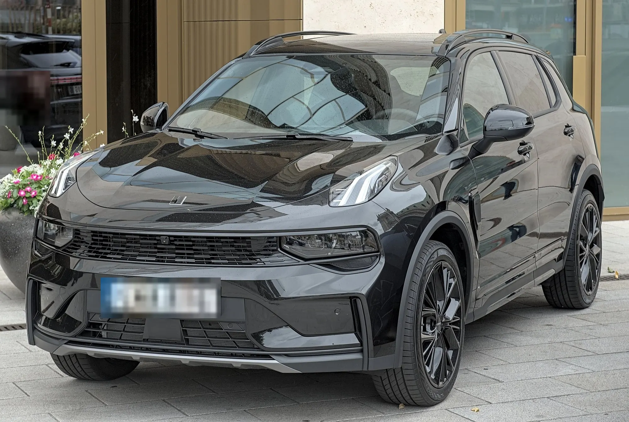 Lynk & Co 01 in Schwarz (überarbeitete Version ab 2024), schräge Frontansicht