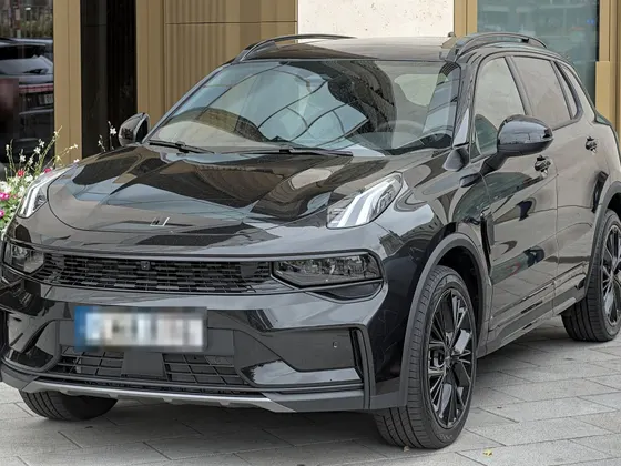 Lynk & Co 01 in Schwarz (überarbeitete Version ab 2024), schräge Frontansicht