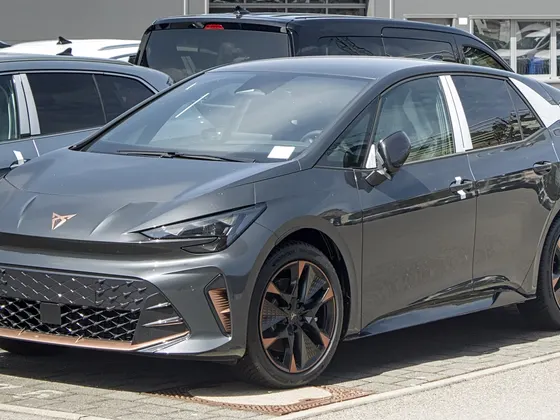 Cupra Born (Facelift 2026) in Grau, schräge Frontansicht