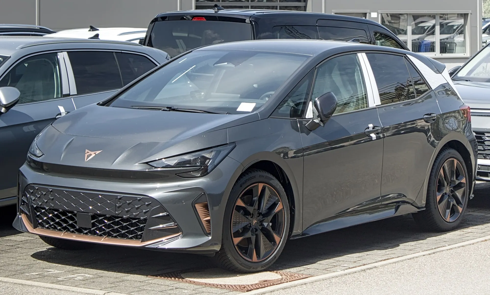 Cupra Born (Facelift 2026) in Grau, schräge Frontansicht