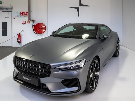 Polestar 1 in Mattgrau, schräge Frontansicht