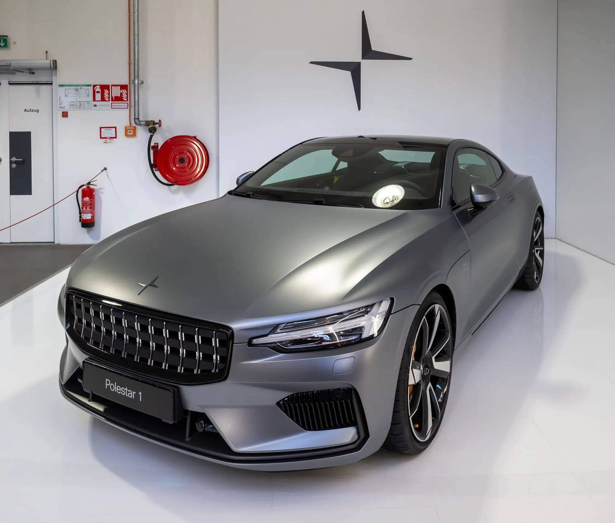 Polestar 1 in Mattgrau, schräge Frontansicht