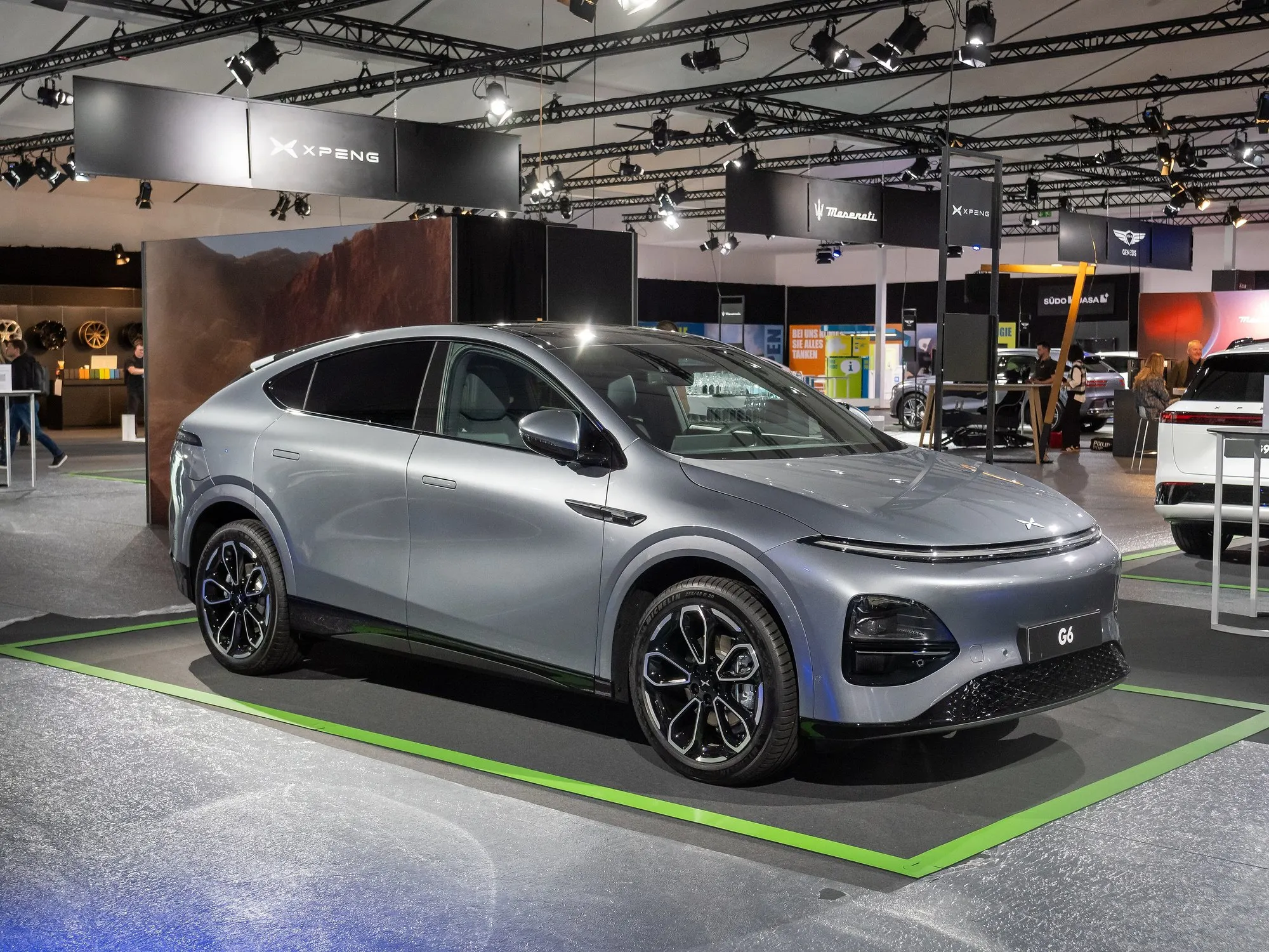 XPeng G6 (Facelift 2025) in Silbergrau, schräge Frontansicht