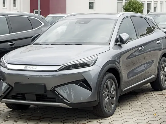 BYD Atto 3 Evo in Grau, schräge Frontansicht