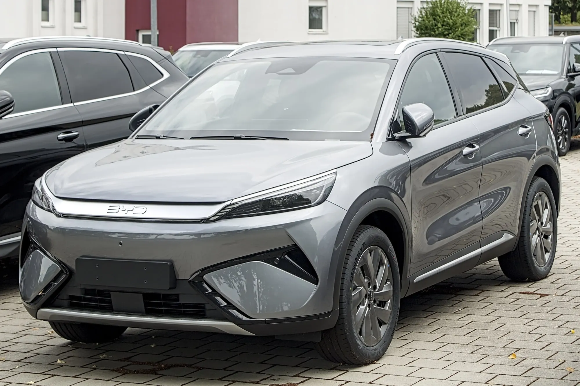 BYD Atto 3 Evo in Grau, schräge Frontansicht
