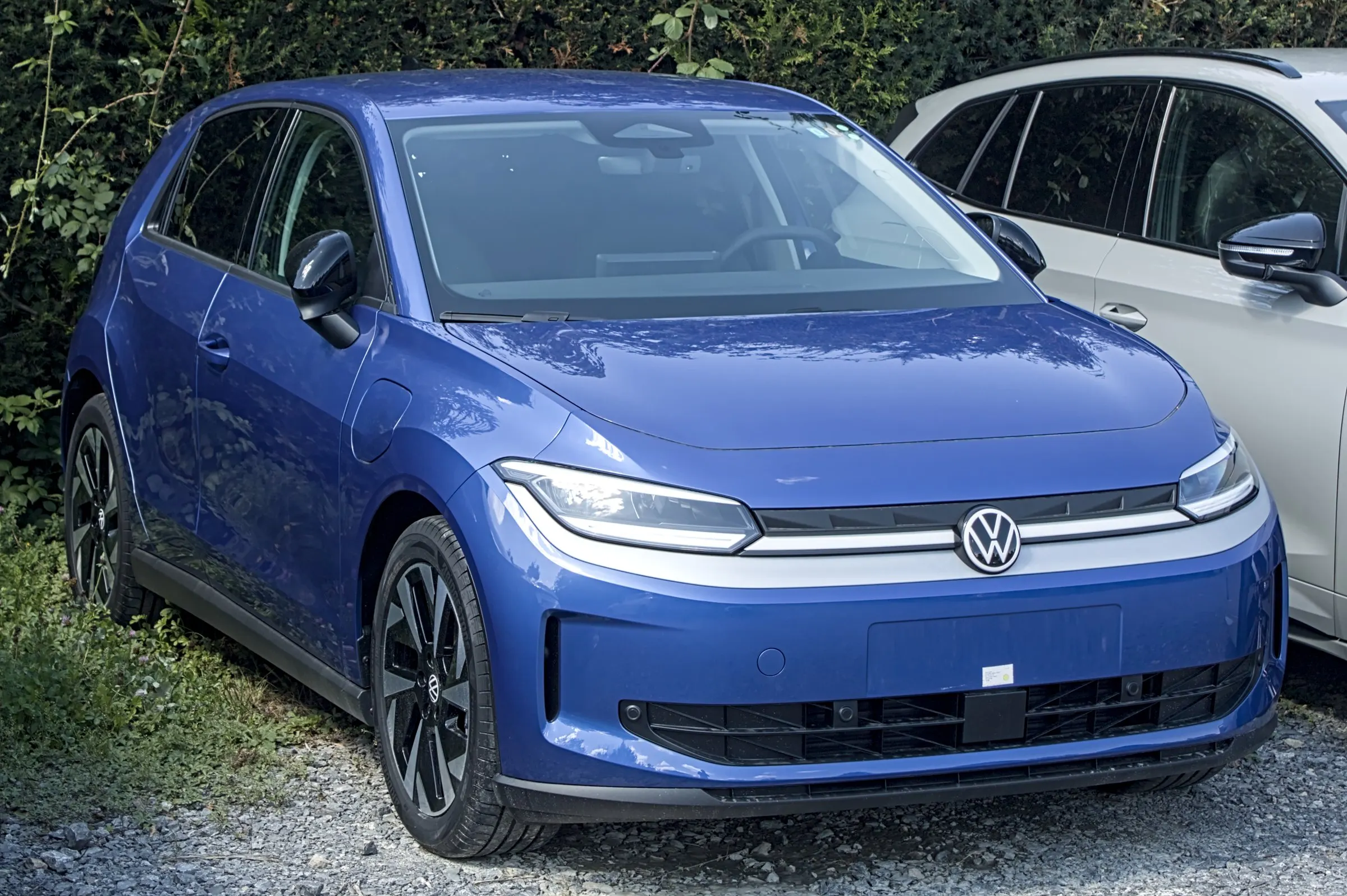 VW ID. Polo in Blau, schräge Frontansicht