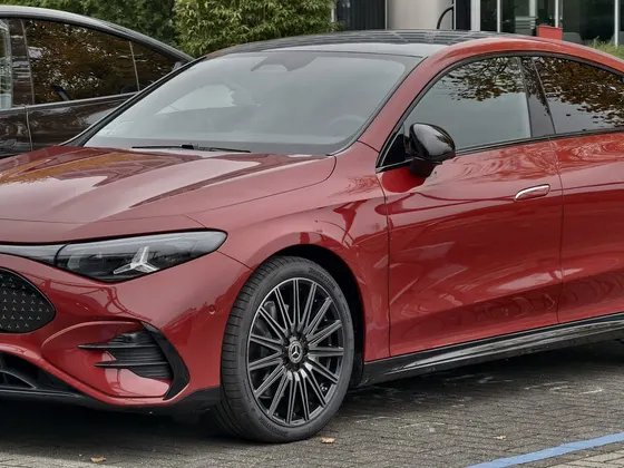 Elektrischer Mercedes-Benz CLA 250+ (C 174) in Rot, schräge Frontansicht