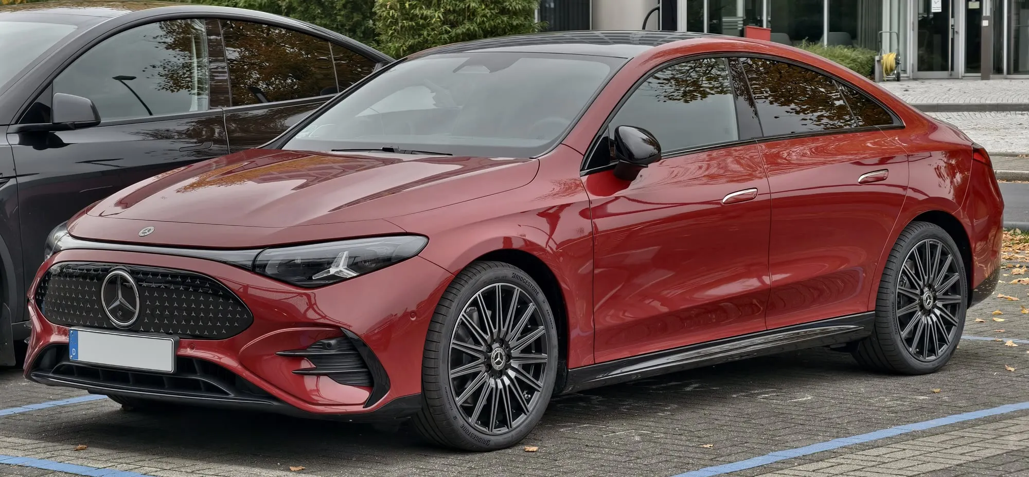 Elektrischer Mercedes-Benz CLA 250+ (C 174) in Rot, schräge Frontansicht